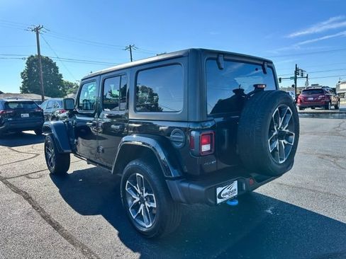 Used 2024 Jeep Wrangler Unlimited AWD/4WD image 6