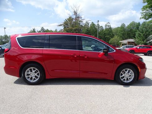 Used 2024 Chrysler Pacifica Touring-L FWD image 49