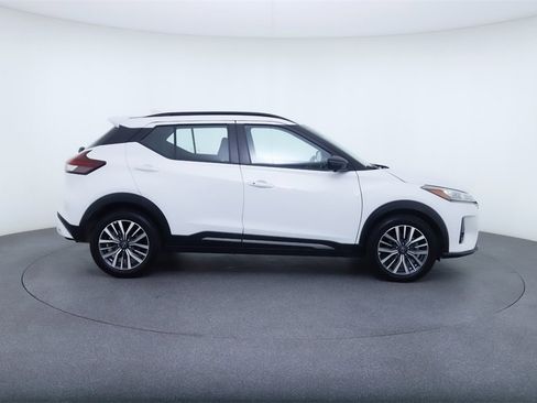 Used 2024 Nissan Kicks SR image 9