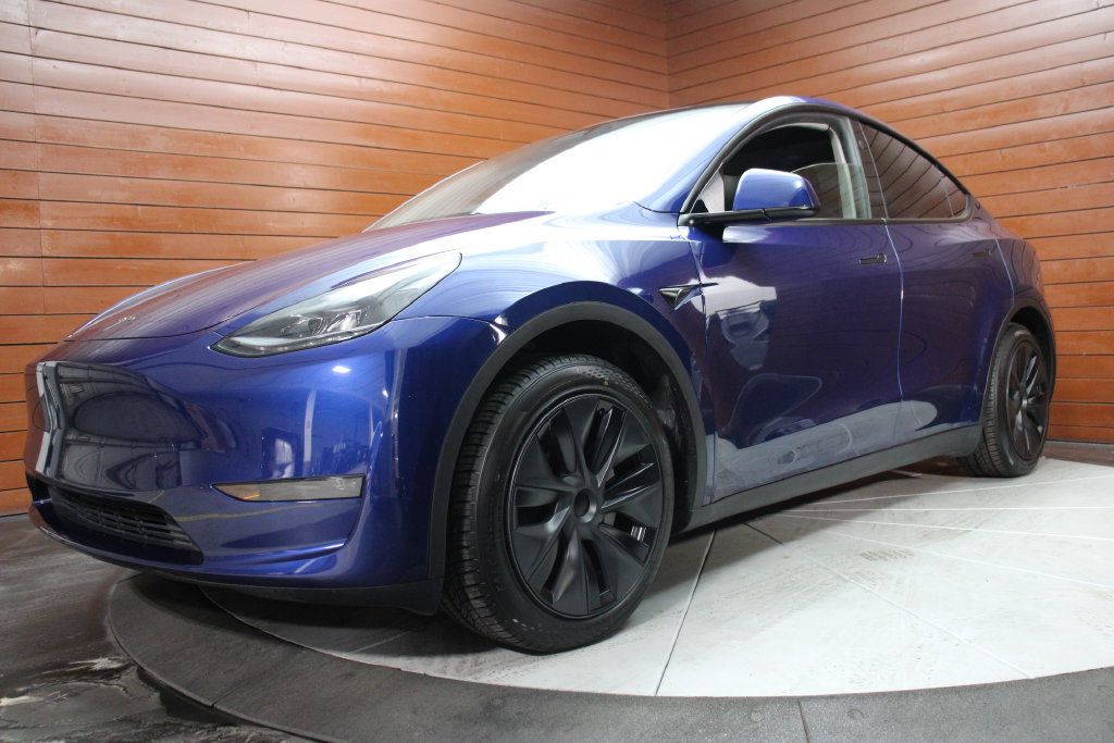 Used 2024 Tesla Model Y 2WD image 1