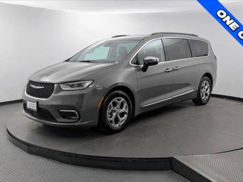 Used 2023 Chrysler Pacifica Limited FWD image 2
