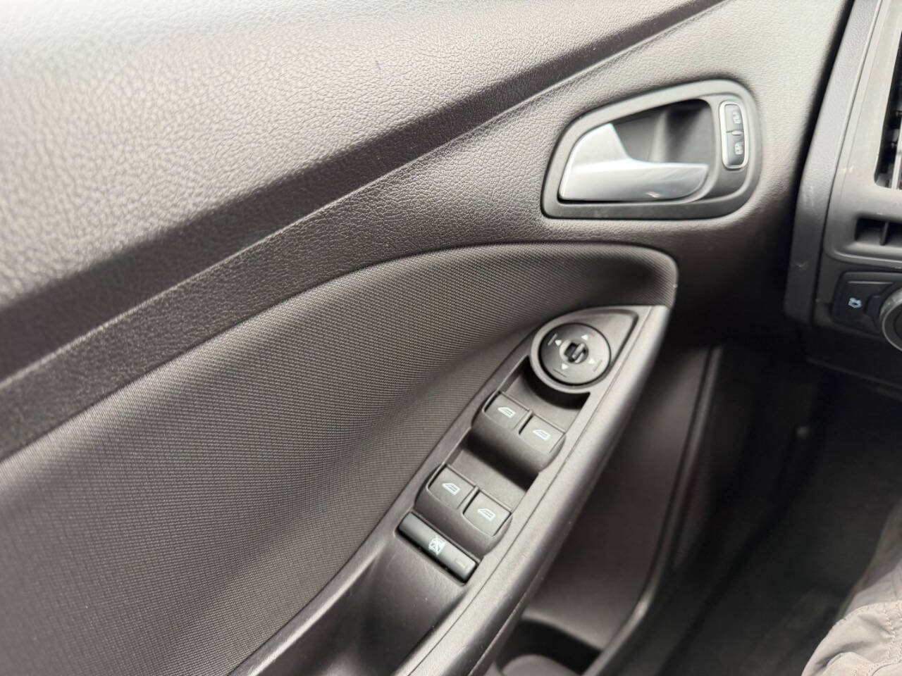 Used 2016 Ford Focus SE FWD image 17