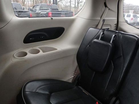Used 2018 Chrysler Pacifica Limited image 16