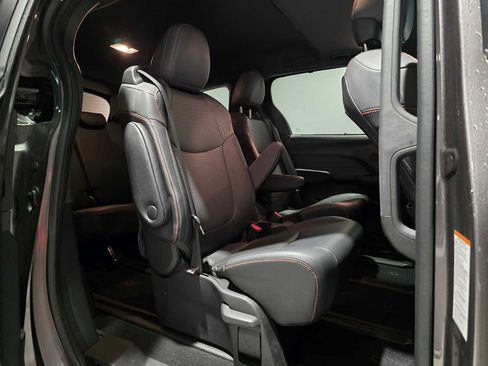 Used 2022 Toyota Sienna XSE w/ XSE Plus Package image 17