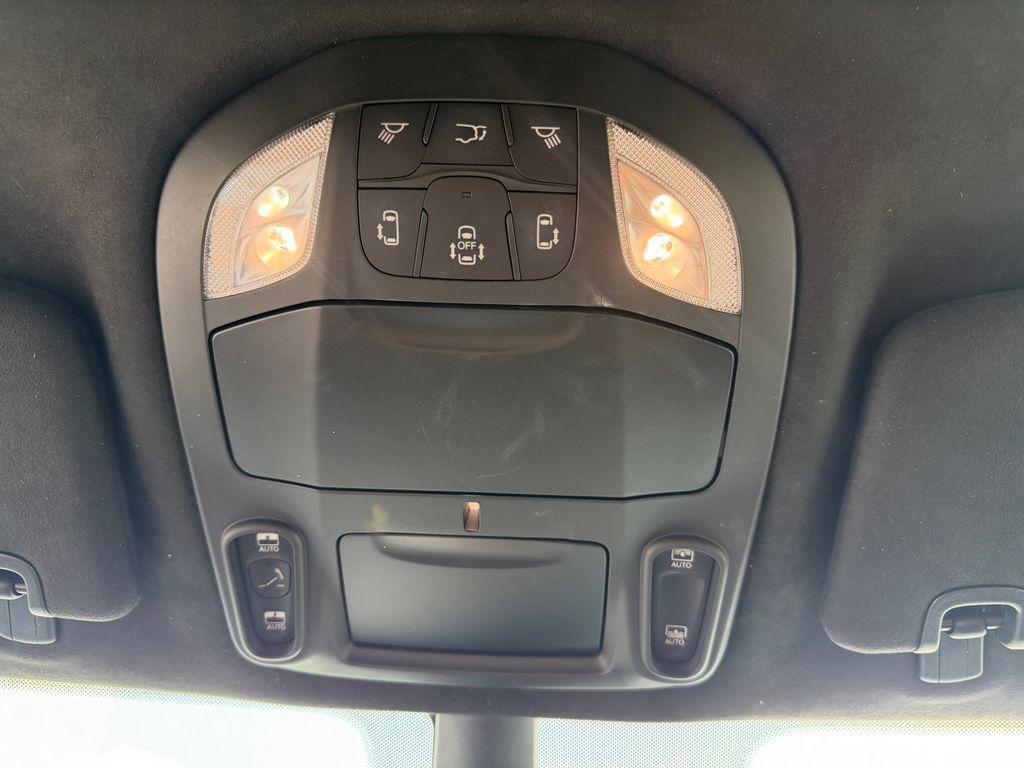 Used 2024 Chrysler Pacifica Pinnacle AWD/4WD image 6