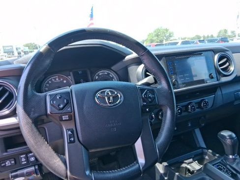 Used 2017 Toyota Tacoma TRD Sport w/ Tow Package (A/T) AWD/4WD image 19