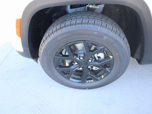 New 2025 Jeep Grand Cherokee Altitude image 18