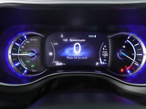 Used 2024 Chrysler Pacifica Premium FWD image 22