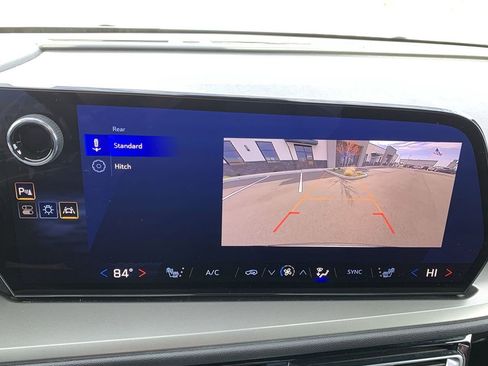 Used 2025 Chevrolet Traverse LT image 24