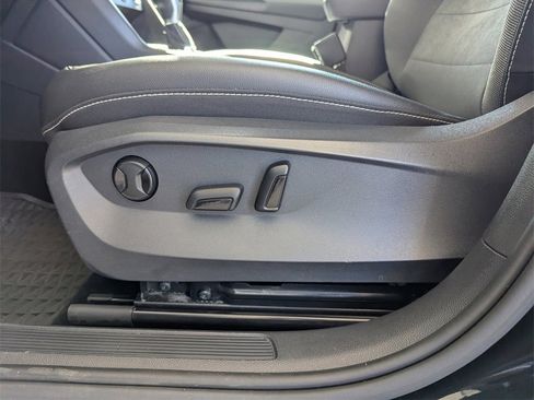 Certified 2022 Volkswagen Taos SE w/ Panoramic Sunroof Package image 13