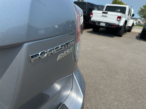 Used 2017 Subaru Forester 2.5i Premium w/ All-Weather Package AWD/4WD image 11