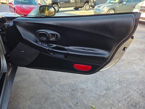 Used 2001 Chevrolet Corvette Convertible w/ Preferred Equipment Group2 image 15