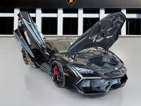 Used 2024 Lamborghini Revuelto image 8