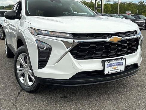Used 2024 Chevrolet Trax LS w/ Driver Confidence Package FWD image 2