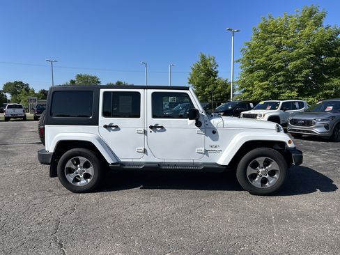 Used 2017 Jeep Wrangler Unlimited Sahara w/ Connectivity Group AWD/4WD image 2