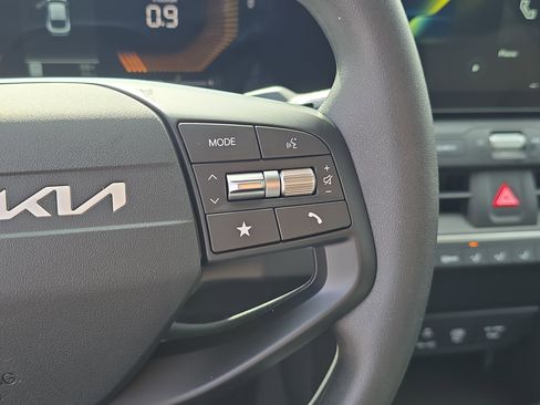 New 2025 Kia K4 LXS image 34