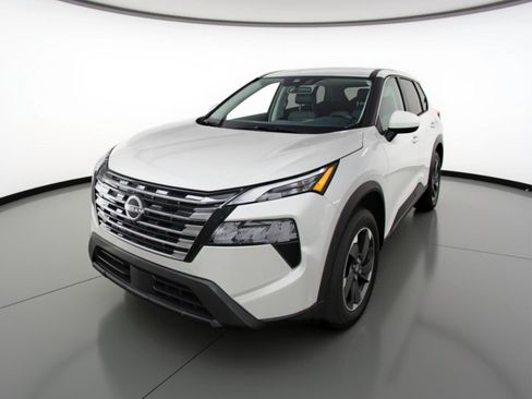 Used 2025 Nissan Rogue SV image 3