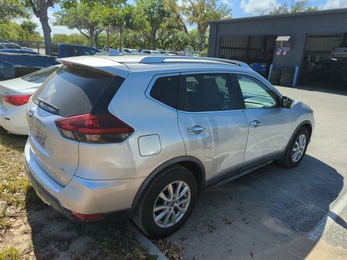 Used 2019 Nissan Rogue SV image 2