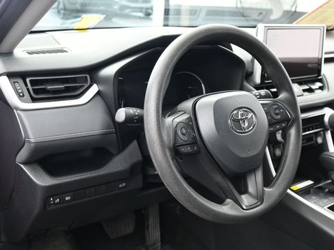 Used 2025 Toyota RAV4 XLE w/ Convenience Package FWD image 15