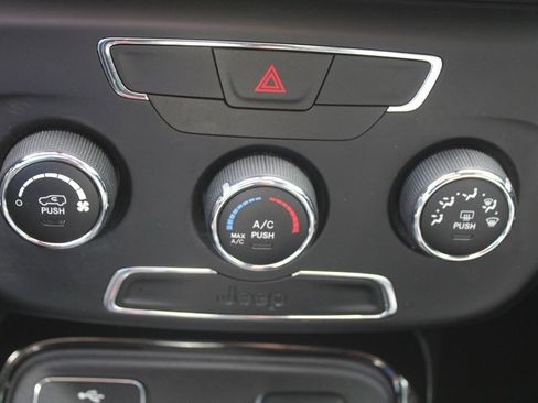Used 2018 Jeep Compass Latitude FWD image 36