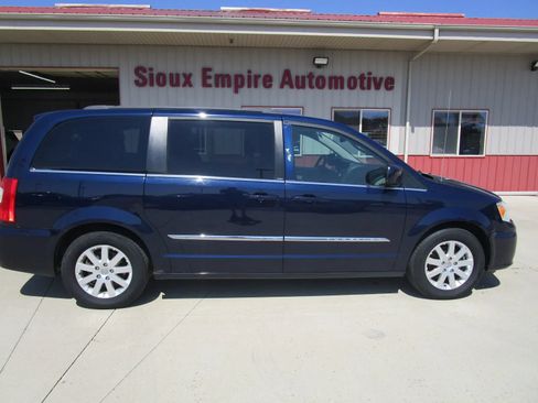 Used 2014 Chrysler Town & Country Touring FWD image 2