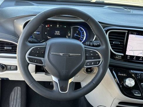 Used 2024 Chrysler Pacifica Limited FWD image 21