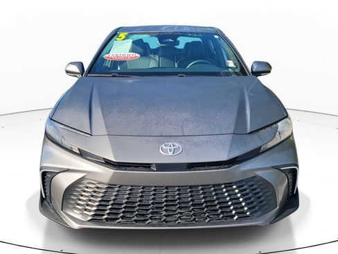 Used 2025 Toyota Camry SE image 2