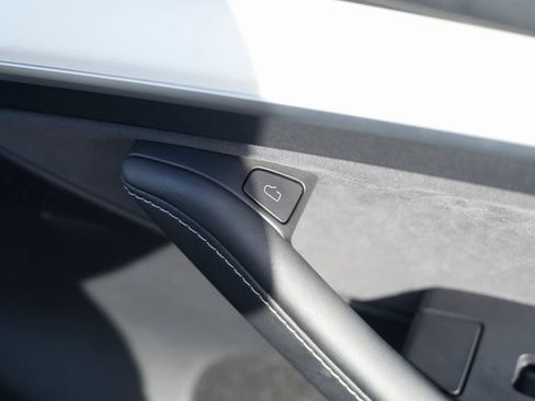 Used 2023 Tesla Model Y 2WD image 37