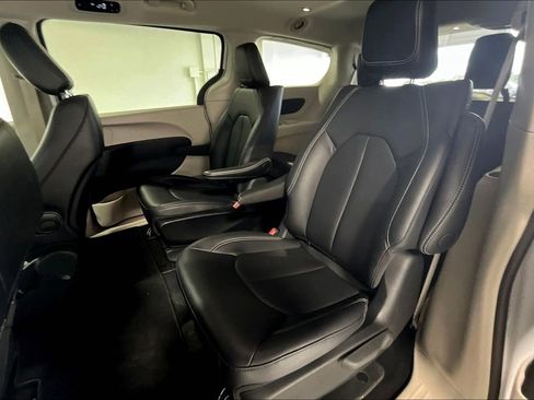 Used 2024 Chrysler Pacifica Select image 32
