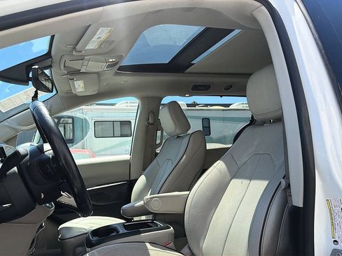 Used 2020 Chrysler Pacifica Limited FWD image 5