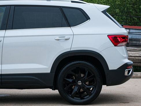 Certified 2023 Volkswagen Taos SE w/ Panoramic Sunroof Package AWD/4WD image 4