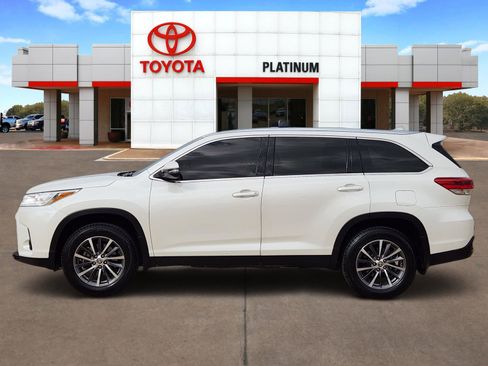Used 2019 Toyota Highlander XLE image 3