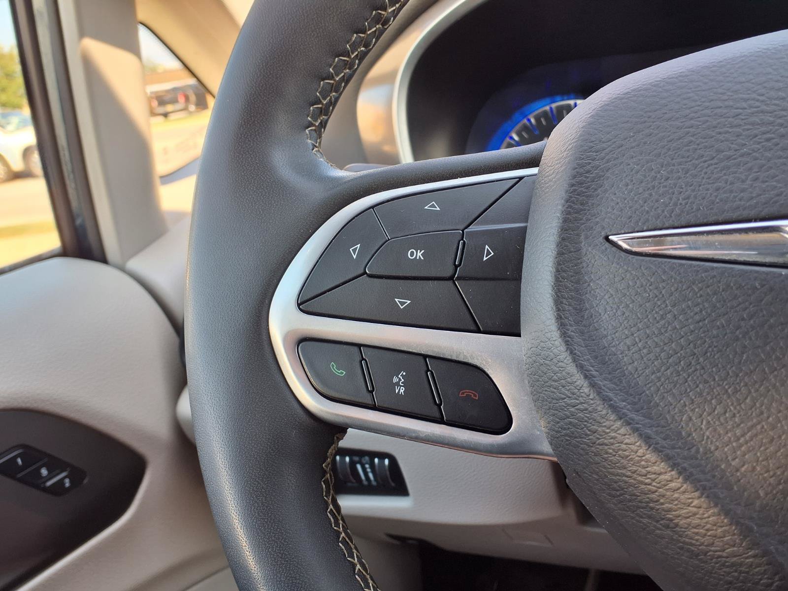 Used 2023 Chrysler Pacifica Touring-L FWD image 33