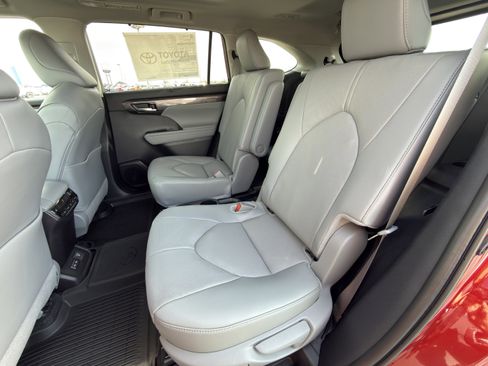 New 2026 Toyota Highlander Platinum image 14