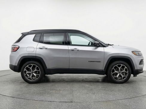 Used 2025 Jeep Compass Limited image 11