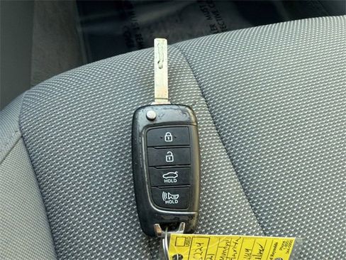 Used 2021 Hyundai Elantra SE image 36