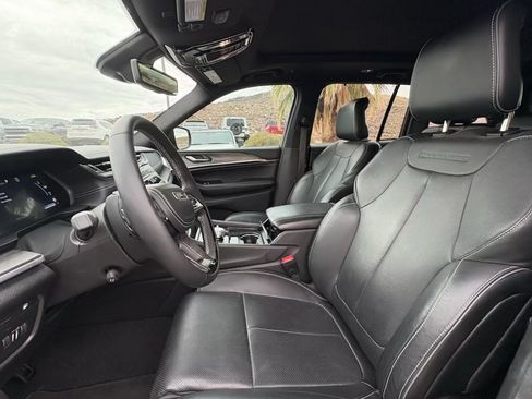 Used 2023 Jeep Grand Cherokee Overland w/ Advanced Protech Group III AWD/4WD image 9