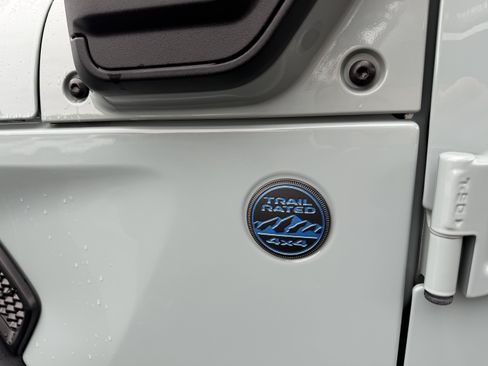 Used 2024 Jeep Wrangler Unlimited AWD/4WD image 8