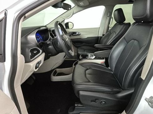 Used 2024 Chrysler Pacifica Touring-L FWD image 11