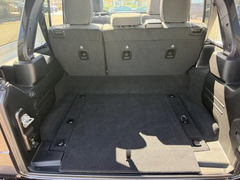 Used 2025 Jeep Wrangler Unlimited Sahara w/ Safety Group AWD/4WD image 35