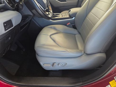 Used 2020 Toyota Highlander XLE AWD/4WD image 14
