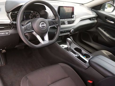 Used 2025 Nissan Altima 2.5 SV FWD image 12