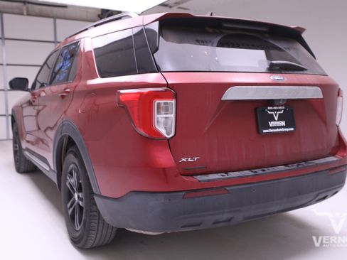 Used 2021 Ford Explorer XLT image 2