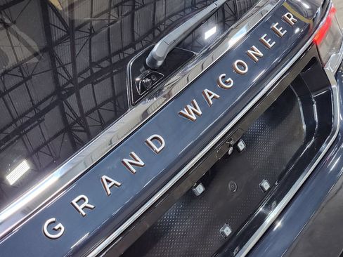 Used 2022 Jeep Grand Wagoneer Series III AWD/4WD image 25