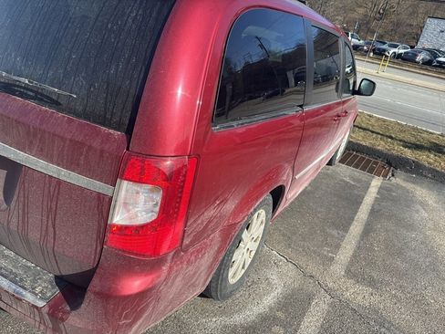 Used 2015 Chrysler Town & Country Touring image 2