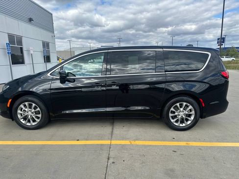 Used 2026 Chrysler Pacifica Limited FWD image 3