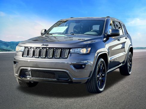 Used 2018 Jeep Grand Cherokee Altitude image 4
