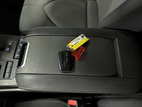 Used 2021 Toyota Highlander LE image 32