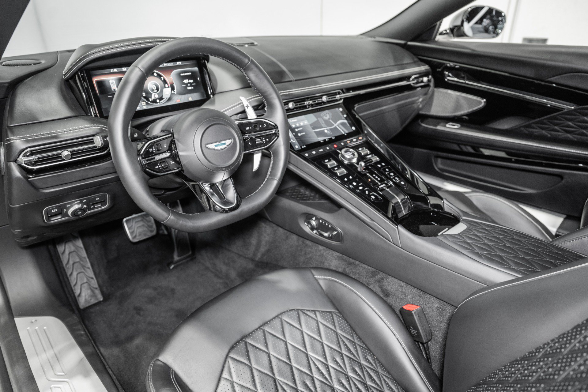 Used 2024 Aston Martin DB12 Coupe RWD image 3