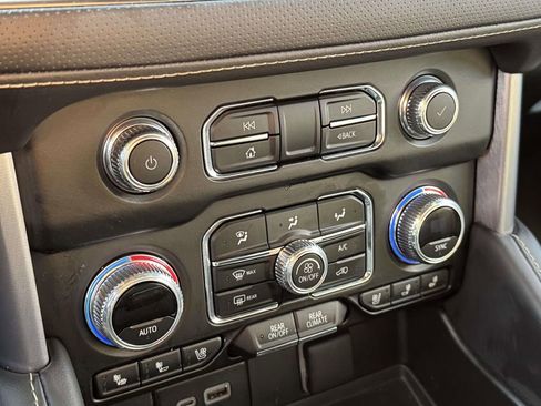 Used 2024 GMC Yukon SLT image 25